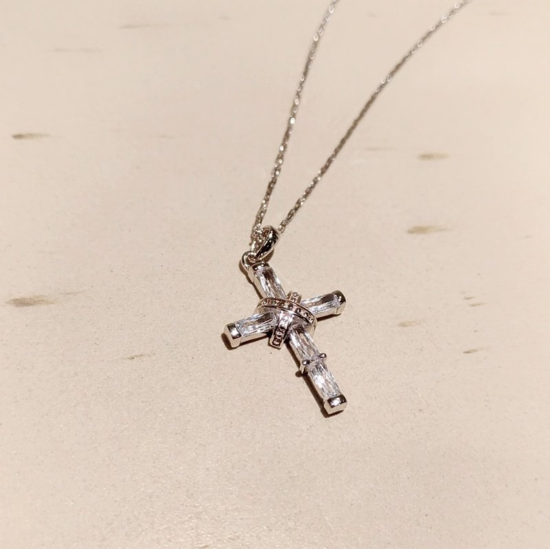 輝く光の十字架 - ネックレス - 金属 