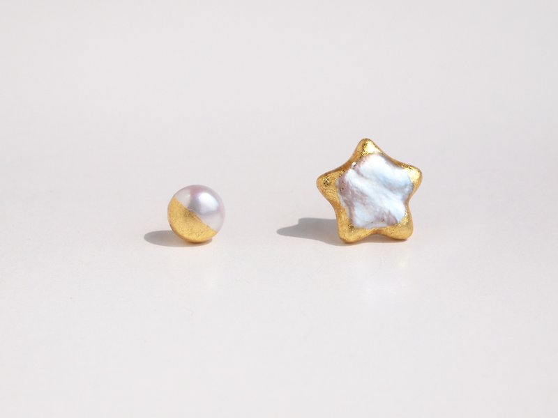 Gold leaf pearl earrings star and half moon Freshwater pearl/gold leaf/stud earrings - ต่างหู - เครื่องเพชรพลอย สีทอง