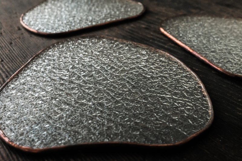 Floating Island | Bronze edge rattan pattern irregular glass coaster - ที่รองแก้ว - แก้ว สีใส