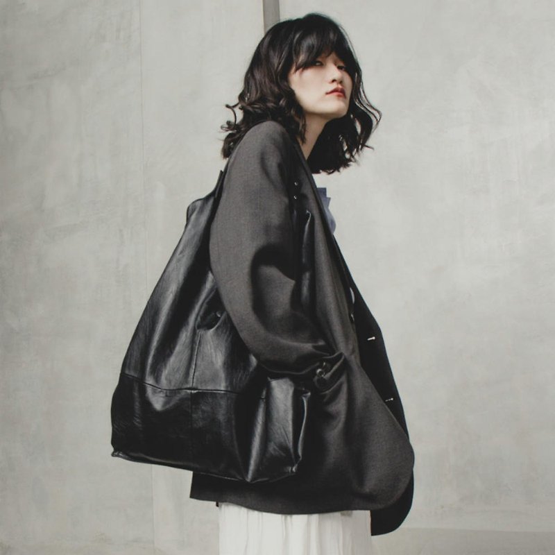 Black super large capacity cool pocket eco-friendly PU leather shopping bag tote bag casual one-shoulder side backpack - กระเป๋าแมสเซนเจอร์ - หนังเทียม สีดำ
