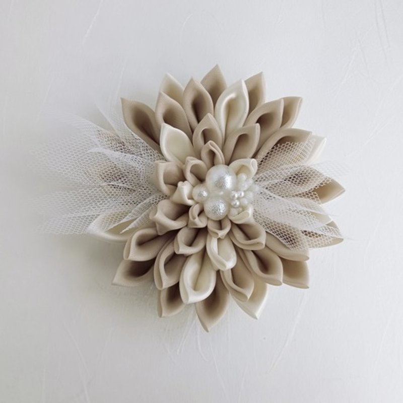 チュールを挟んだダリアのコサージュ　サンドベージュ×クリームホワイト　つまみ細工 - 胸花/手腕花 - 棉．麻 卡其色