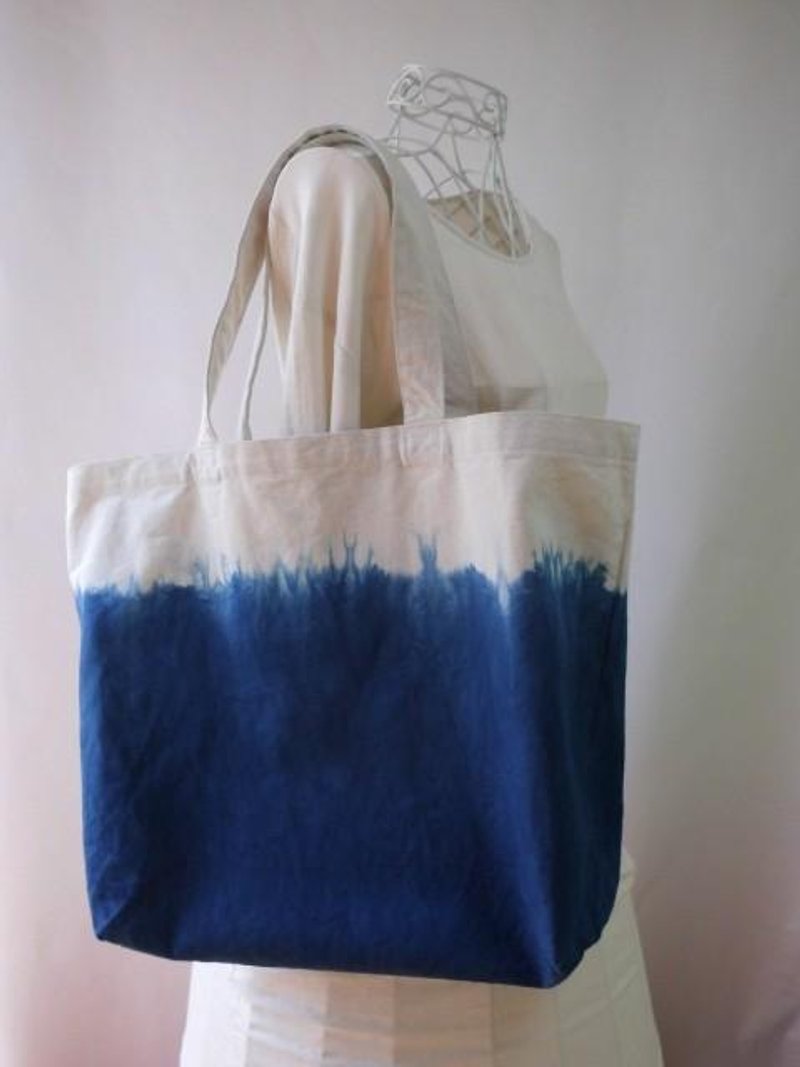 Indigo dyeing, sea color, tie dyeing, tote bag, durable canvas fabric - กระเป๋าถือ - ผ้าฝ้าย/ผ้าลินิน สีน้ำเงิน