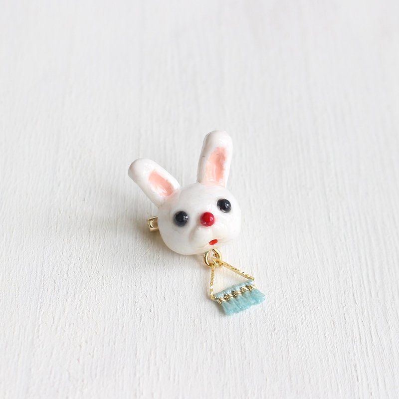 Rabbit brooch / Handmade pin - เข็มกลัด - ดินเผา ขาว
