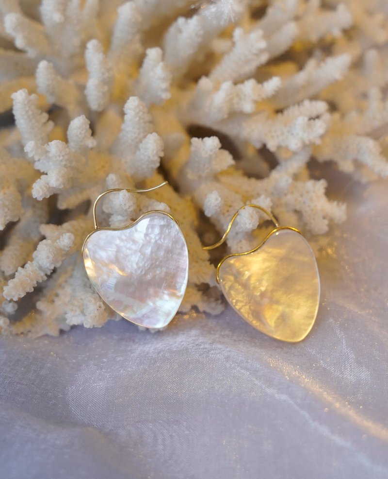K18 Mother of Pearl Heartpierced - 耳環/耳夾/耳骨夾 - 其他金屬 白色