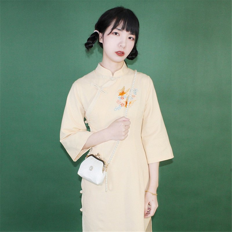 Light goose yellow embroidered side buckle elegant cheongsam new Chinese Mid-Autumn Festival and Spring Festival improved one-piece dress - กี่เพ้า - ไฟเบอร์อื่นๆ สีเหลือง