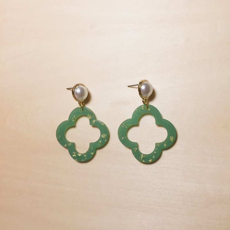 Vintage green hollow clover big pearl earrings - ต่างหู - เรซิน สีเขียว