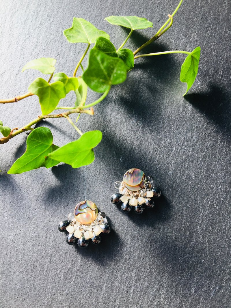 Glitter earrings in the shell - ต่างหู - เปลือกหอย สีเทา