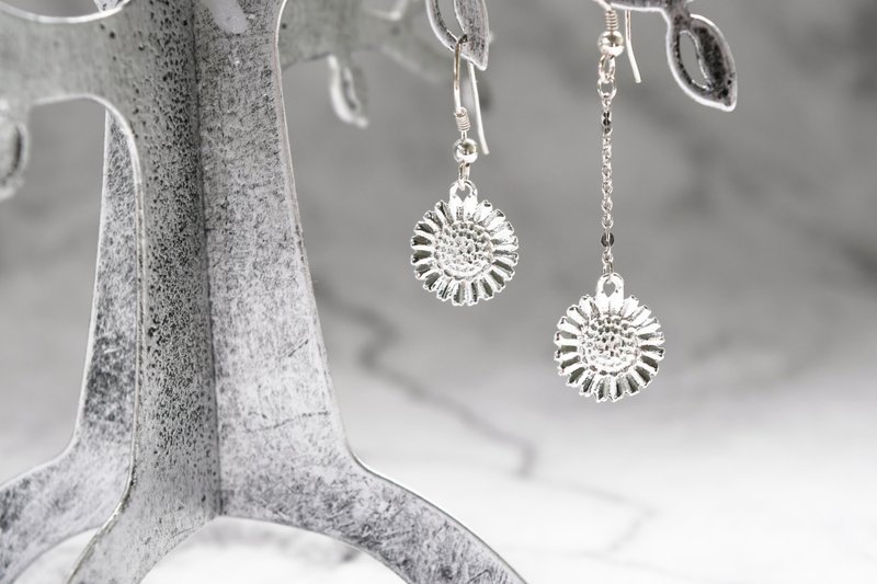 Flower Series Love Little Daisy Fashion Asymmetrical Hook Earrings (ERIJA0997E-1) - ต่างหู - เงิน สีทอง