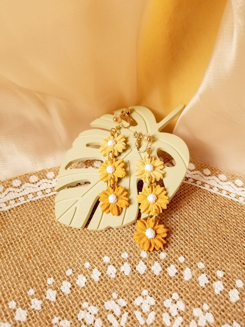 原創手作 Ocean On The Moon -三色雛菊花軟陶耳環/耳夾(黃) - 耳環/耳夾/耳骨夾 - 陶 黃色