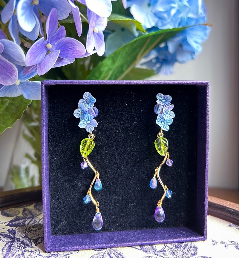 Fine fabric flower hydrangea earrings (light blue purple) - ต่างหู - ไฟเบอร์อื่นๆ หลากหลายสี