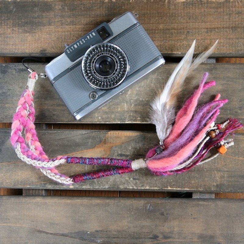 Feather decoration · wood beaded hemp and knit handstrap pink - กล้อง - ผ้าฝ้าย/ผ้าลินิน สึชมพู
