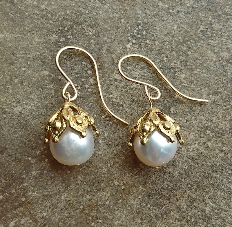 Pearl Earrings with Victorian Filigree Cap - ต่างหู - โลหะ 