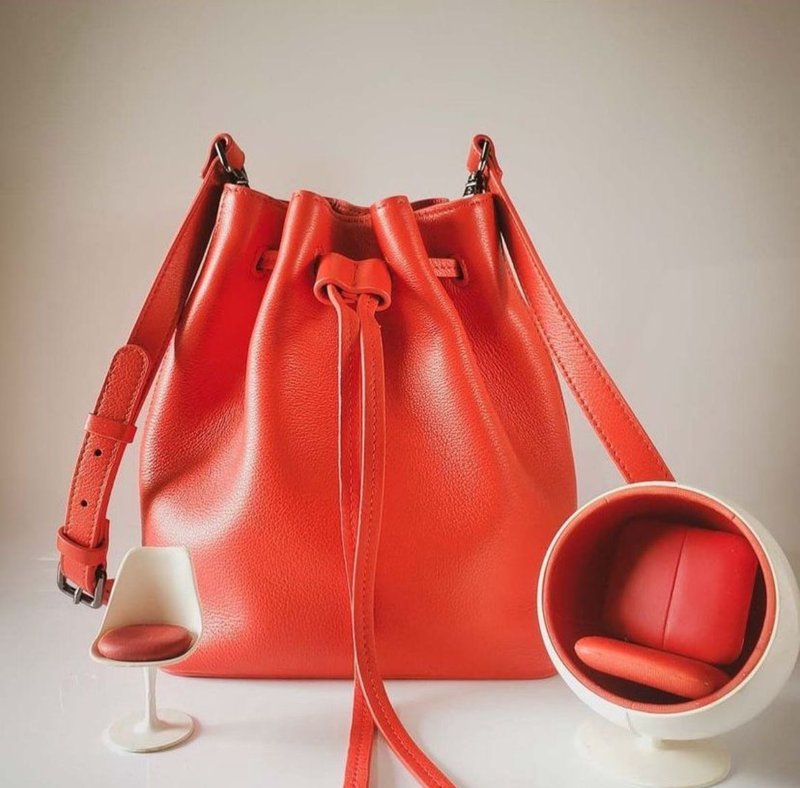 simple.she bucket bag crossbody bag in leather - กระเป๋าหูรูด - หนังแท้ สีแดง