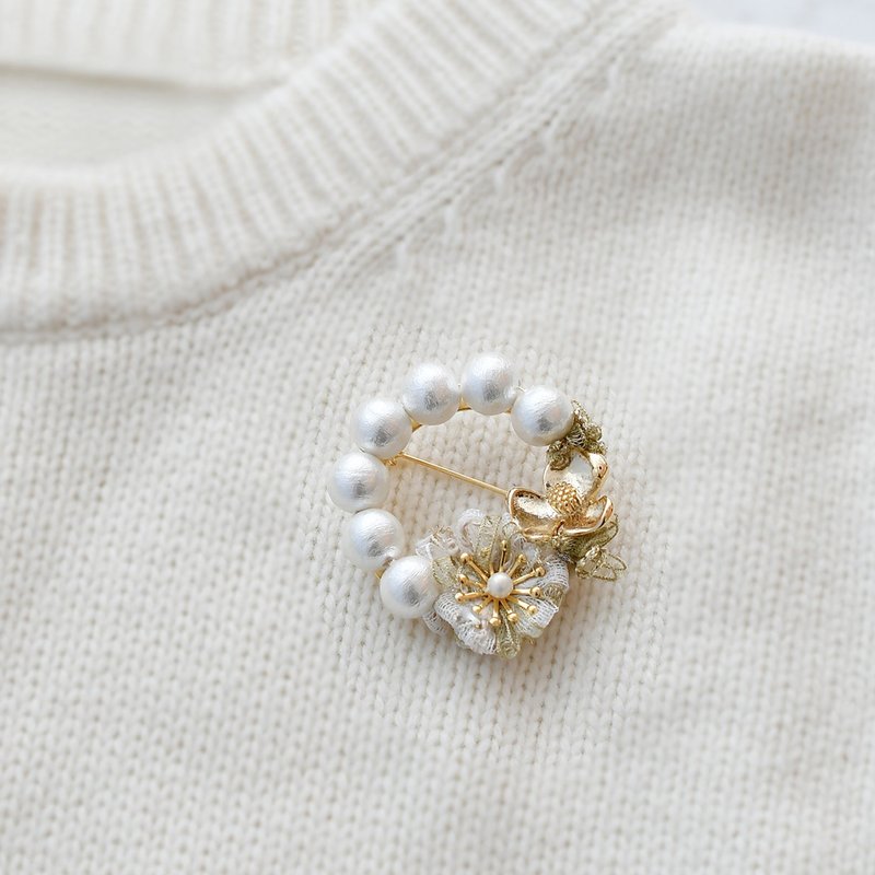 Pearl and Small flower wreath brooch/White - Brooches - Cotton & Hemp White