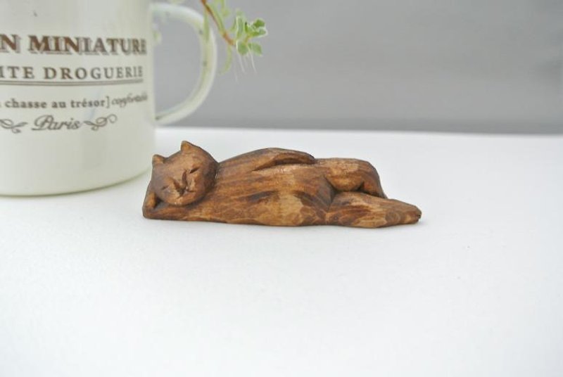 ぐで猫　木彫り　左向き - 置物 - 木製 ブラウン