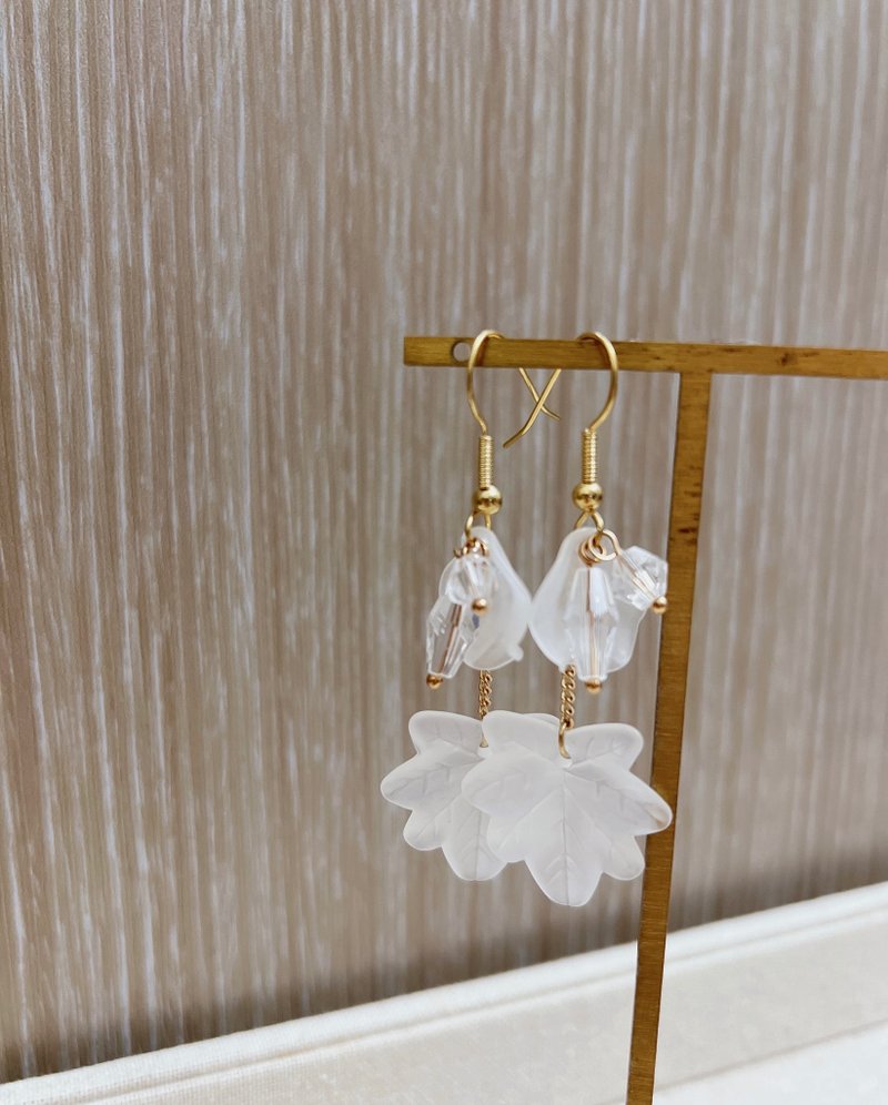 The fake boss, Kingboss, was born. Transparent Leaf Crystal Earrings 2022031 - ต่างหู - คริสตัล ขาว