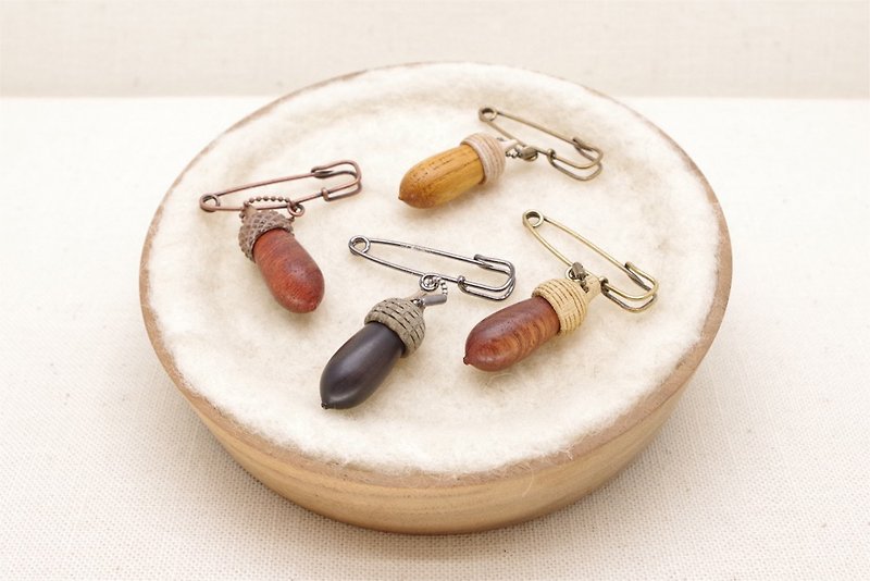 Wooden Acorn Customize to a Brooch - Select your favorite Acorn - เข็มกลัด - ไม้ หลากหลายสี