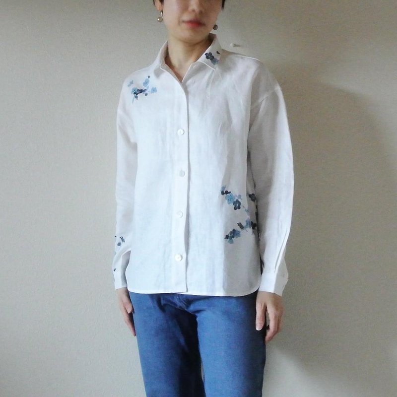 Linen shirt White plum and warbler - เสื้อผู้หญิง - ผ้าฝ้าย/ผ้าลินิน 