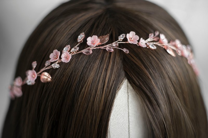 Blush flower crystal hair wreath, Bridal pink long halo, Boho rose gold wedding - เครื่องประดับผม - ดินเหนียว สึชมพู