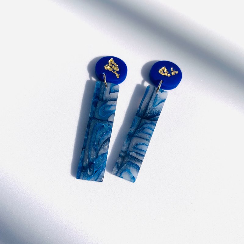 Blue-patterned terracotta earrings/pins/ Clip-On - ต่างหู - ดินเหนียว สีน้ำเงิน