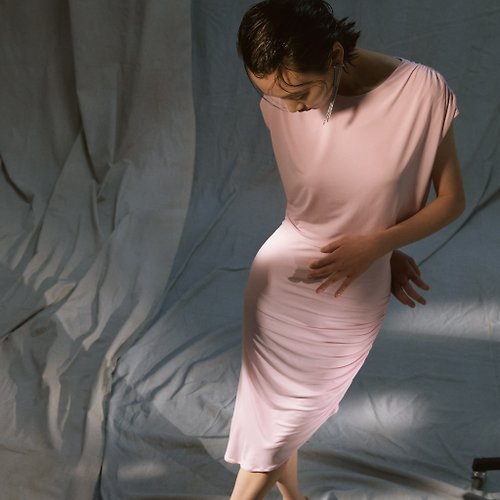 yunski 雙肩抽褶設計上衣 與 側邊抽褶不規則斜襬裙套裝 玫瑰粉