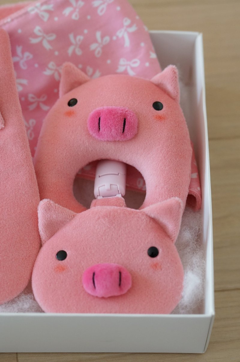 Bucute Dia Pig's Miyue Gift Set/Saliva towel/Amulet/Handbell/Miyue - Baby Gift Sets - Other Materials Pink