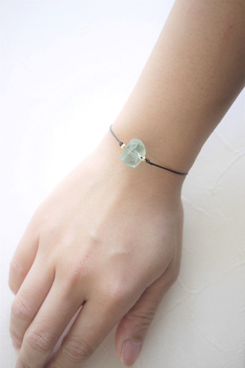 Green fluorite bracelet - crystal cord bracelet - สร้อยข้อมือ - เครื่องเพชรพลอย สีเขียว