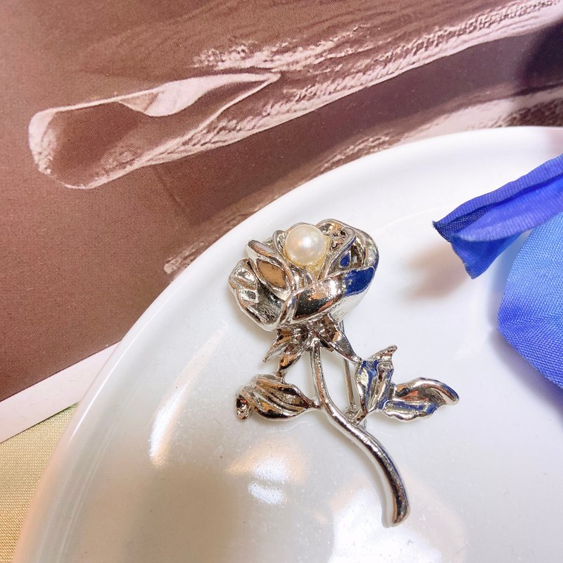 【西洋古董飾品】優雅玫瑰花葉立體精美珍珠感銀色 胸章 胸針 - 胸針 - 貴金屬 銀色