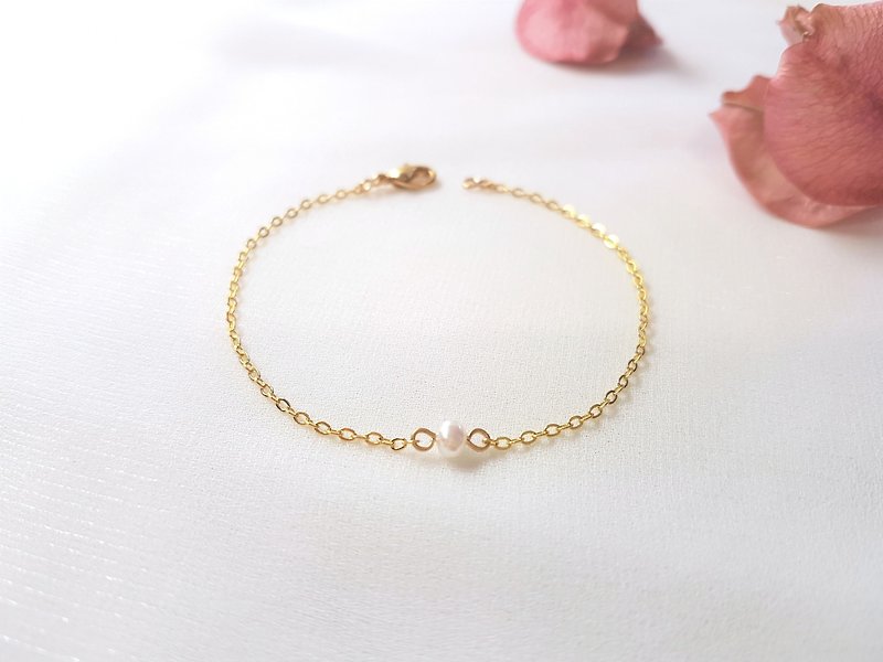 Simple single small pearl thin bracelet June birthstone - สร้อยข้อมือ - ไข่มุก สีทอง