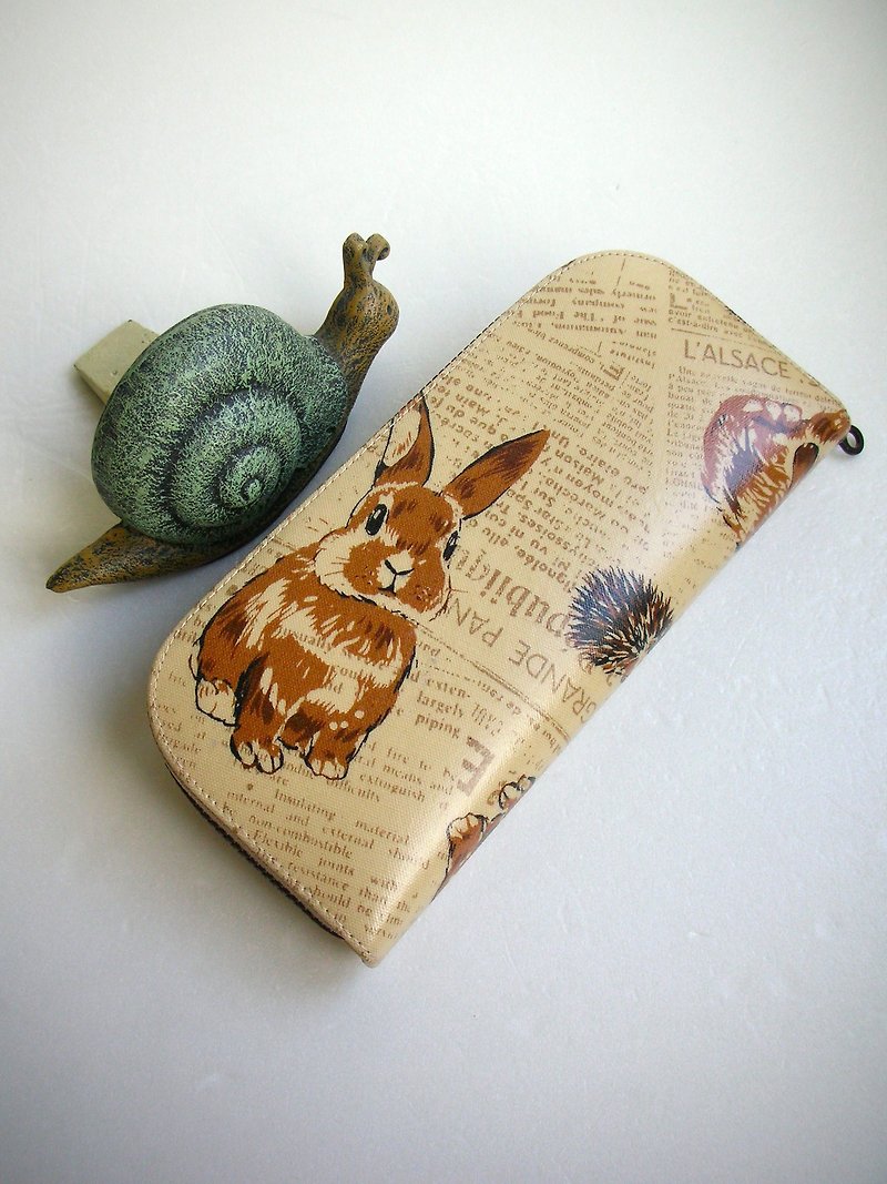 Hand-painted cute rabbit tarp-long clip/wallet/coin purse/gift*splicing version. Only one* - กระเป๋าสตางค์ - วัสดุกันนำ้ สีกากี