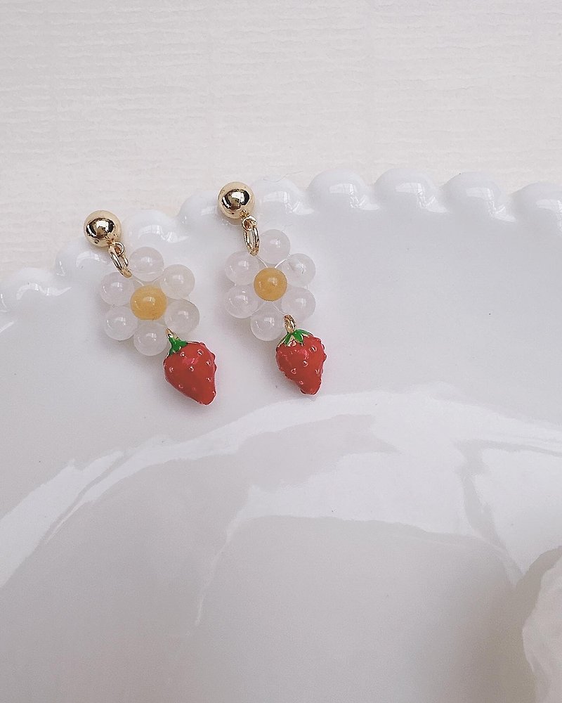 C&W natural white moonlight citrine three-dimensional small strawberry pendant sterling silver earrings and ear pins - ต่างหู - หยก สีทอง