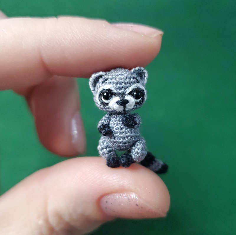 Extremely micro crocheted Raccoon. Dollhouse miniature. Amigurumi stuffed racoon - 公仔/玩偶 - 繡線 灰色