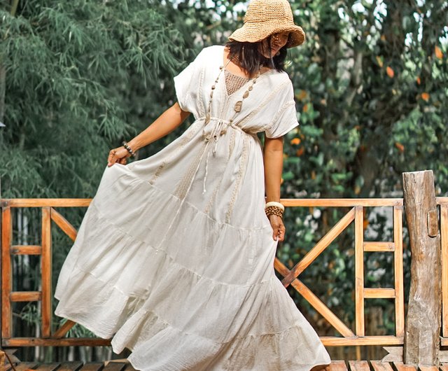 女性のための長いオフホワイトのレースのドレス。エレガントで