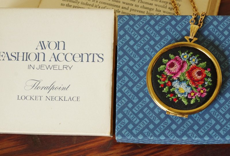 -Vintage古董AVON 1977年刺繡玫瑰花照片LOCKET項鍊 N440 - 項鍊 - 其他金屬 金色