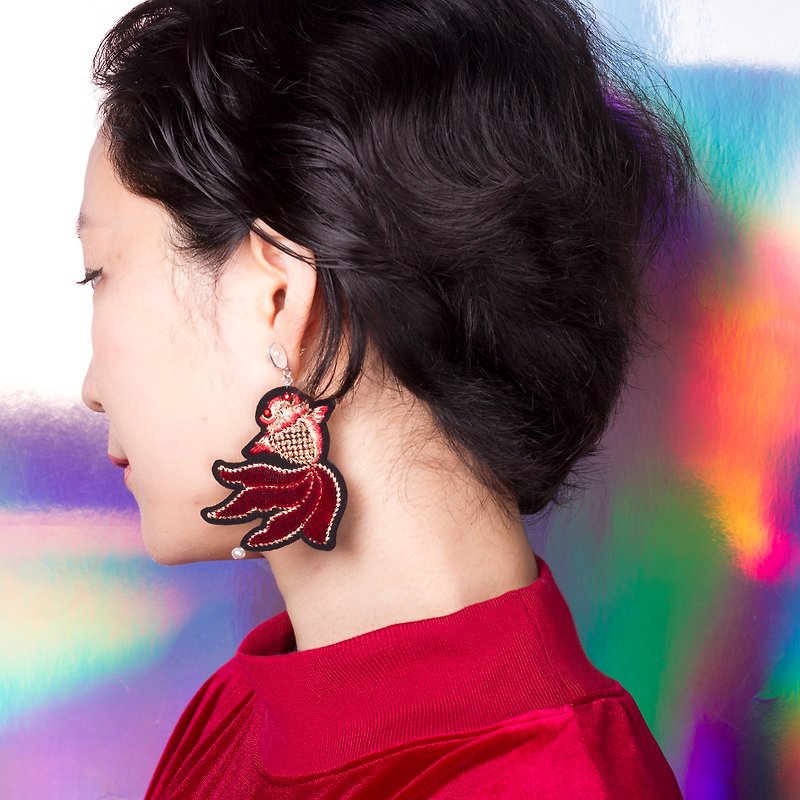 中式複古金魚吐泡耳釘刺繡珍珠耳夾新年禮物 芸所原創設計 - 耳環/耳夾 - 寶石 紅色
