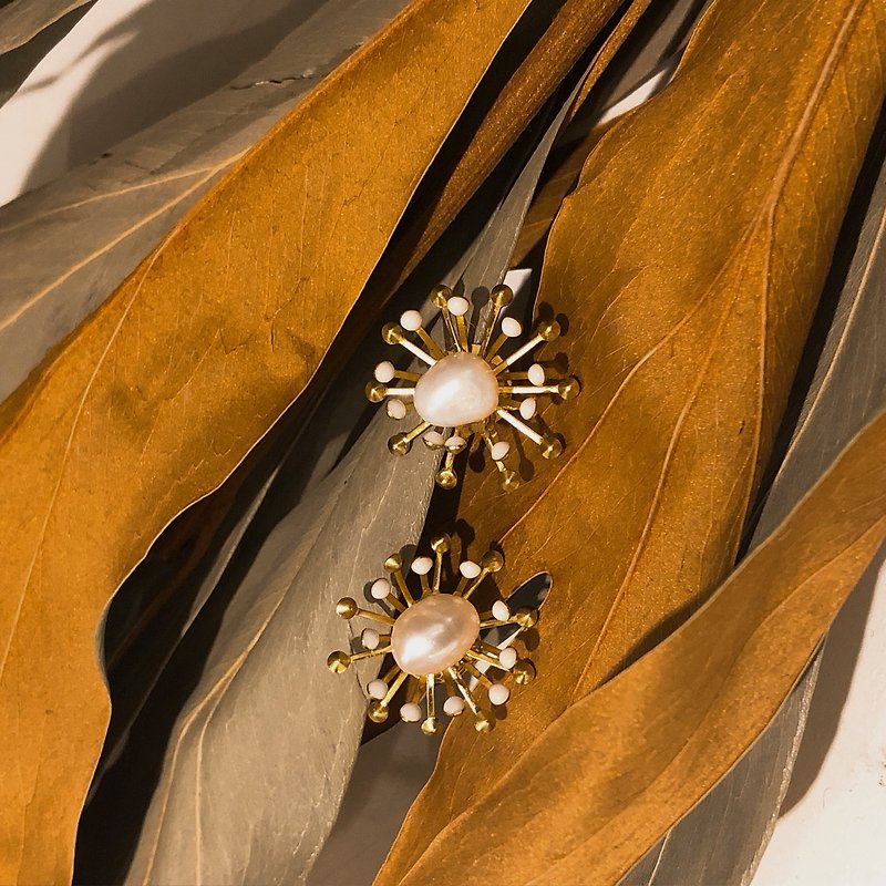 Febbi Sunflower Pearl Earrings - ต่างหู - โลหะ ขาว