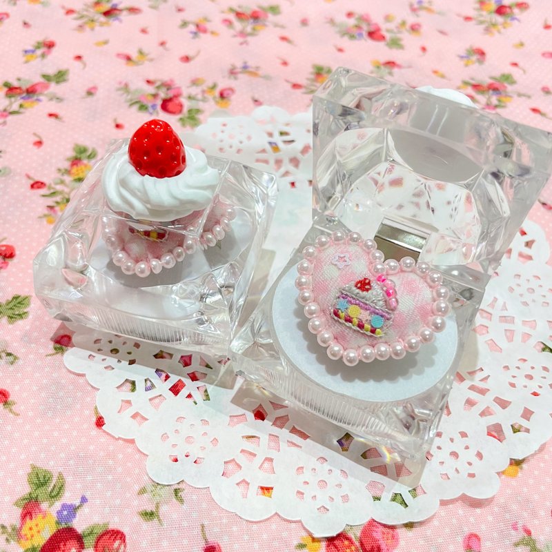 Strawberry cake embroidery ring - แหวนทั่วไป - งานปัก สึชมพู