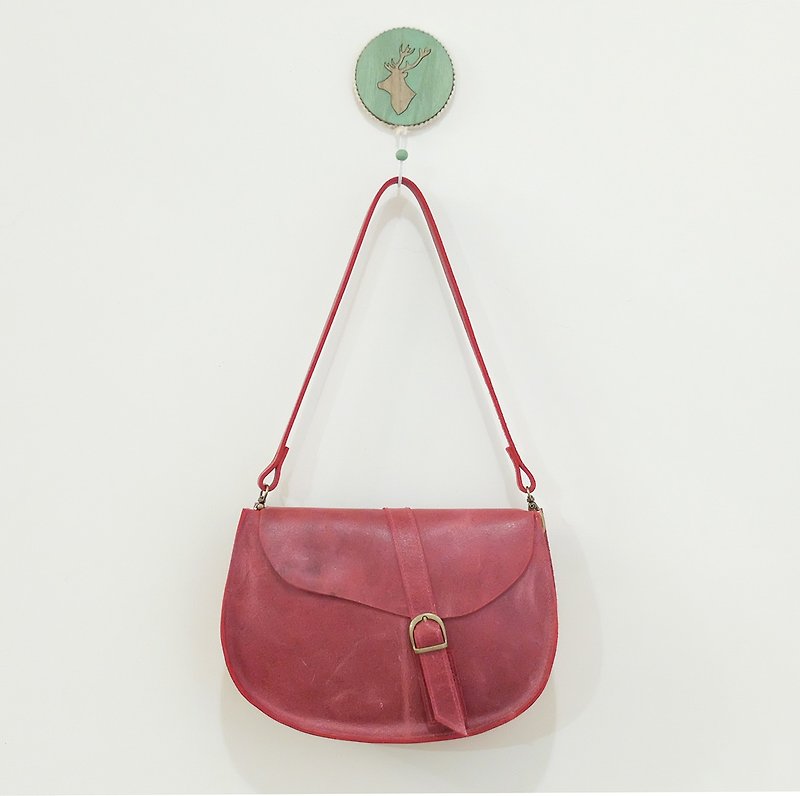 Plum red leather cowhide with saddle bag deep plum red / red dates can be slanted back - กระเป๋าแมสเซนเจอร์ - หนังแท้ สีแดง