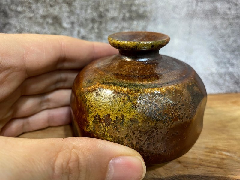 Wood fired bud vase - 花瓶/花器 - 陶 