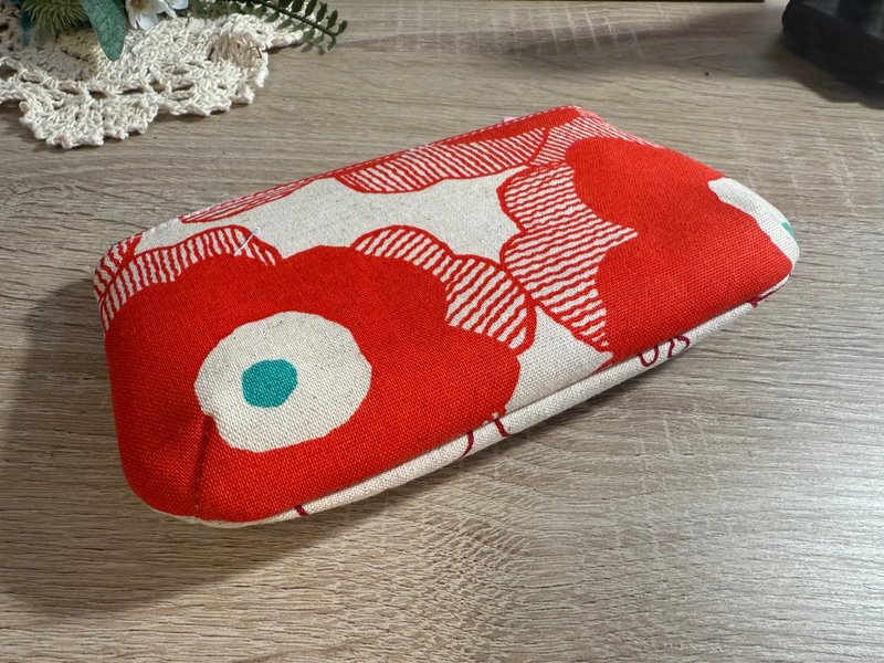 [In Stock] Dual Encounter / Reversible Dual-Color Handmade Zipper Pouch / Unique Piece NO2 Red Floral White Space Edition - กระเป๋าเครื่องสำอาง - ผ้าฝ้าย/ผ้าลินิน 