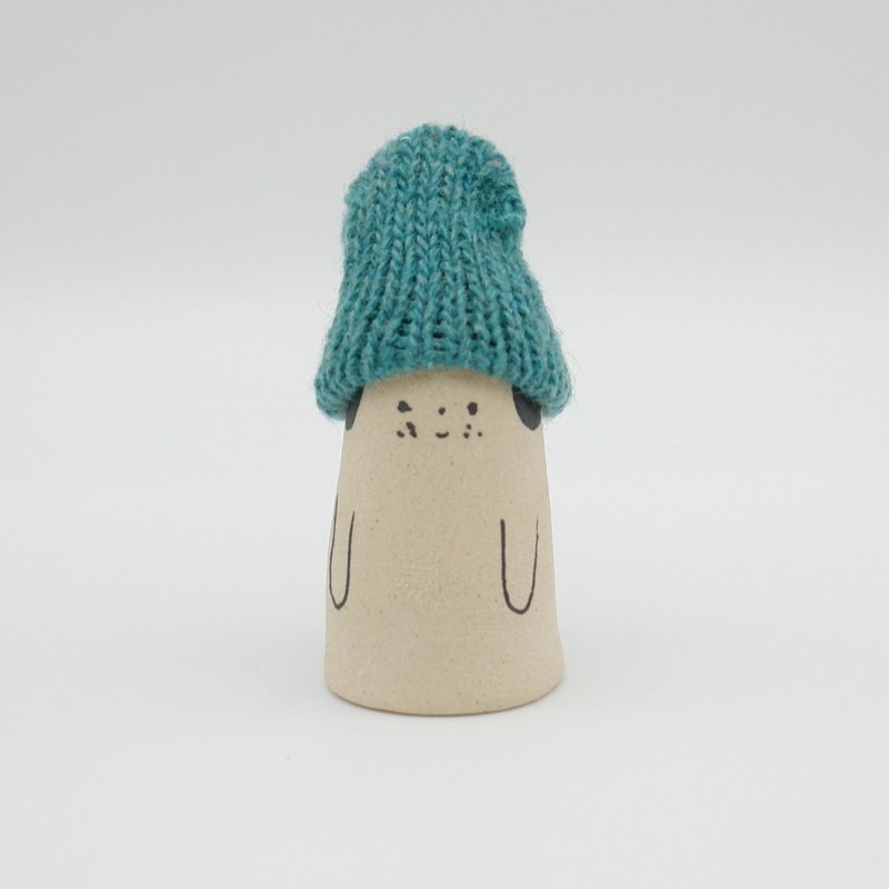 手作り陶人形　ニット帽をかぶったわんちゃん　Sサイズ - 擺飾/家飾品 - 陶 卡其色