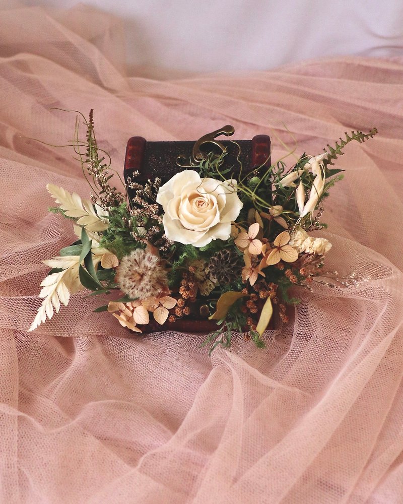 Eternal dried flower classical small treasure box Mother's Day gift retro texture exclusive design - ช่อดอกไม้แห้ง - พืช/ดอกไม้ 