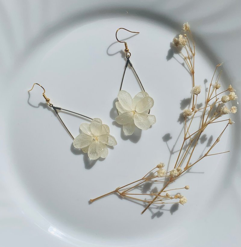 樹脂乾花耳環|永生花耳環 - 耳環/耳夾/耳骨夾 - 植物．花 白色