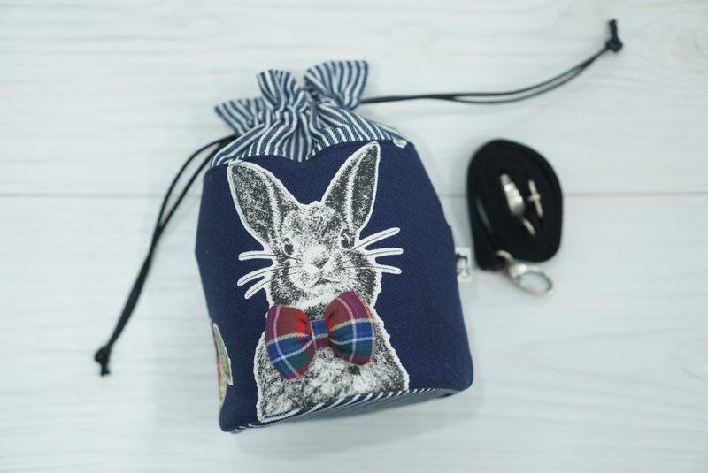 小さなリボンと大きなウサギが付いた、ダークブルーの二重目的立体バケツ巾着バッグ - ナップサック - コットン・麻 ブルー