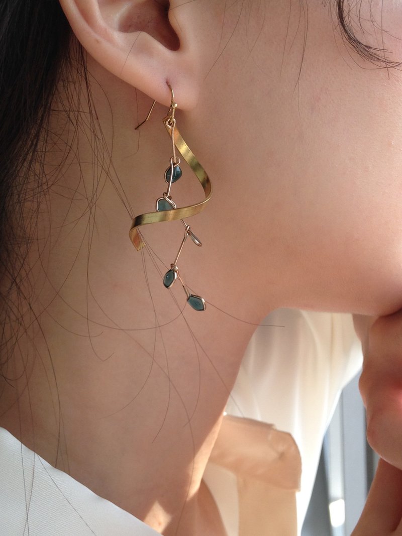 Chromosome Fallen Leaf Earrings/ Clip-On Handmade Resin Clip Earrings Clip-On Wedding Earrings Bride - ต่างหู - เรซิน สีเขียว