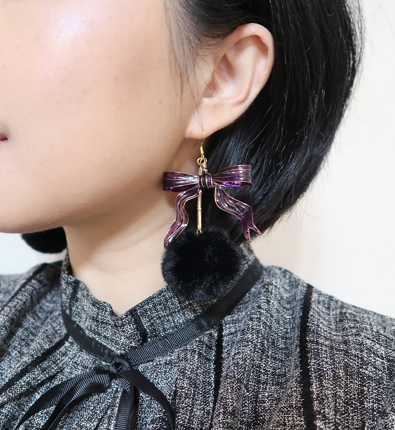 蝴蝶結系列 紫色蝴蝶結與黑毛球 樹脂耳環 單邊販售 - 耳環/耳夾 - 其他材質 紫色