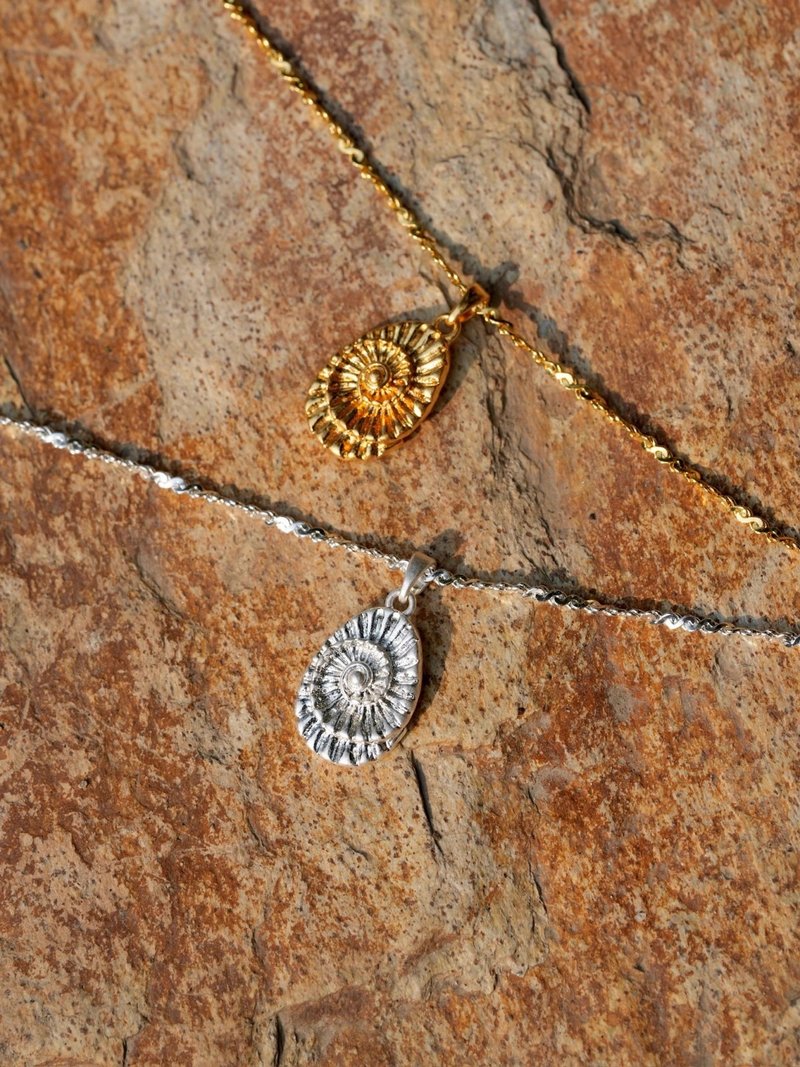 時光的螺旋 菊石化石造型項鍊 復古做舊 鎖骨鍊 中性飾品 - 項鍊 - 銅/黃銅 金色