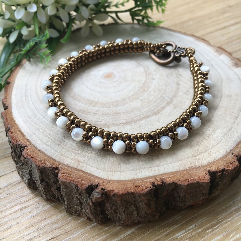 Classic white shell beads bracelet - สร้อยข้อมือ - วัสดุอื่นๆ 