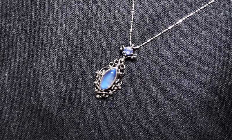 <Gemstone series> leesy scheduled sterling silver moonstone design pendant - Necklaces - Gemstone Blue