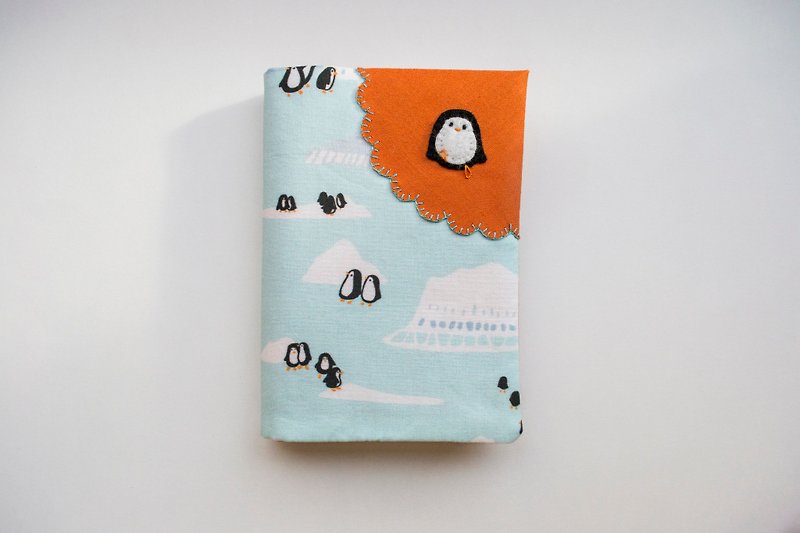 Penguin waddle - Fabric Passport Cover - 護照夾/護照套 - 其他材質 多色